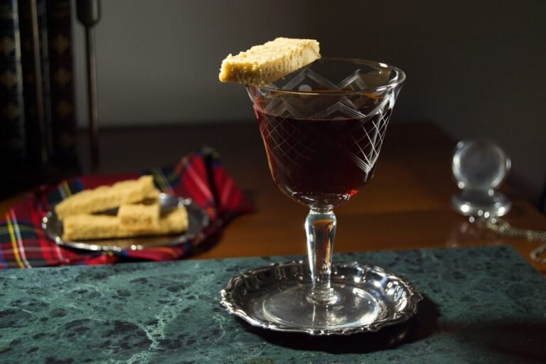 un bicchiere di rob roy ben decorato