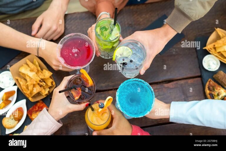 un brindisi con cocktail colorati
