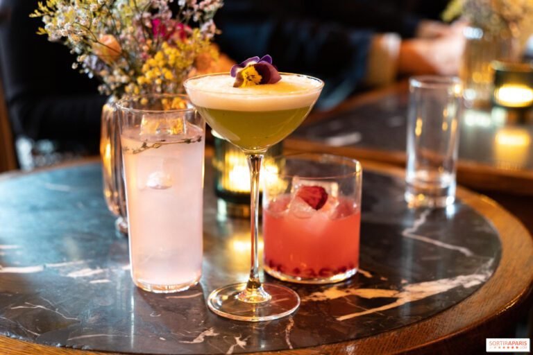 un cocktail colorato in un ambiente accogliente