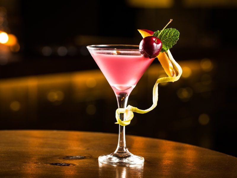 Quali Sono Gli Ingredienti e la Preparazione del Pink Lady Cocktail 8 Quali Sono Gli Ingredienti e la Preparazione del Pink Lady Cocktail