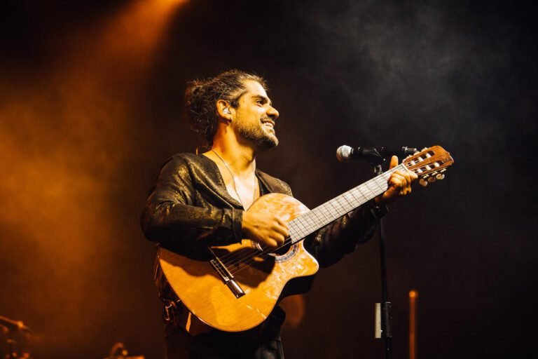 un concerto di mannarino in un teatro