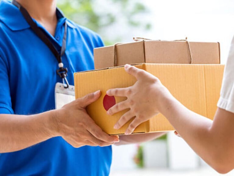 un corriere che ritira un pacco a domicilio