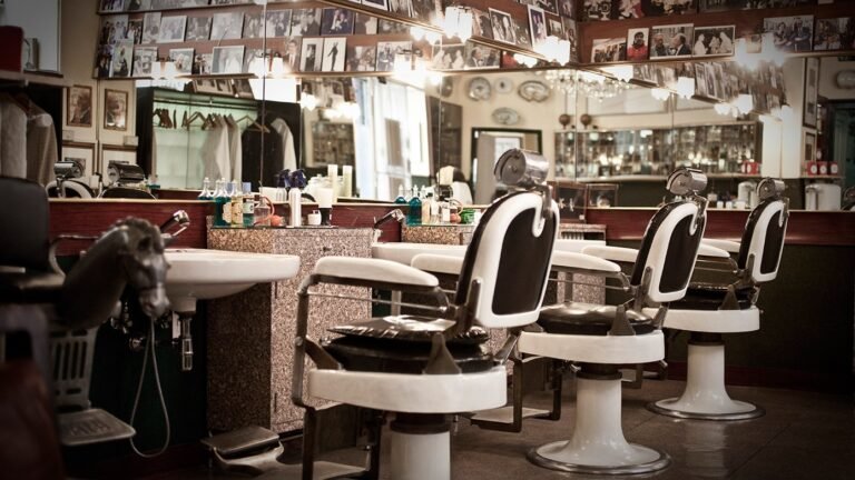 un elegante barbershop moderno a milano