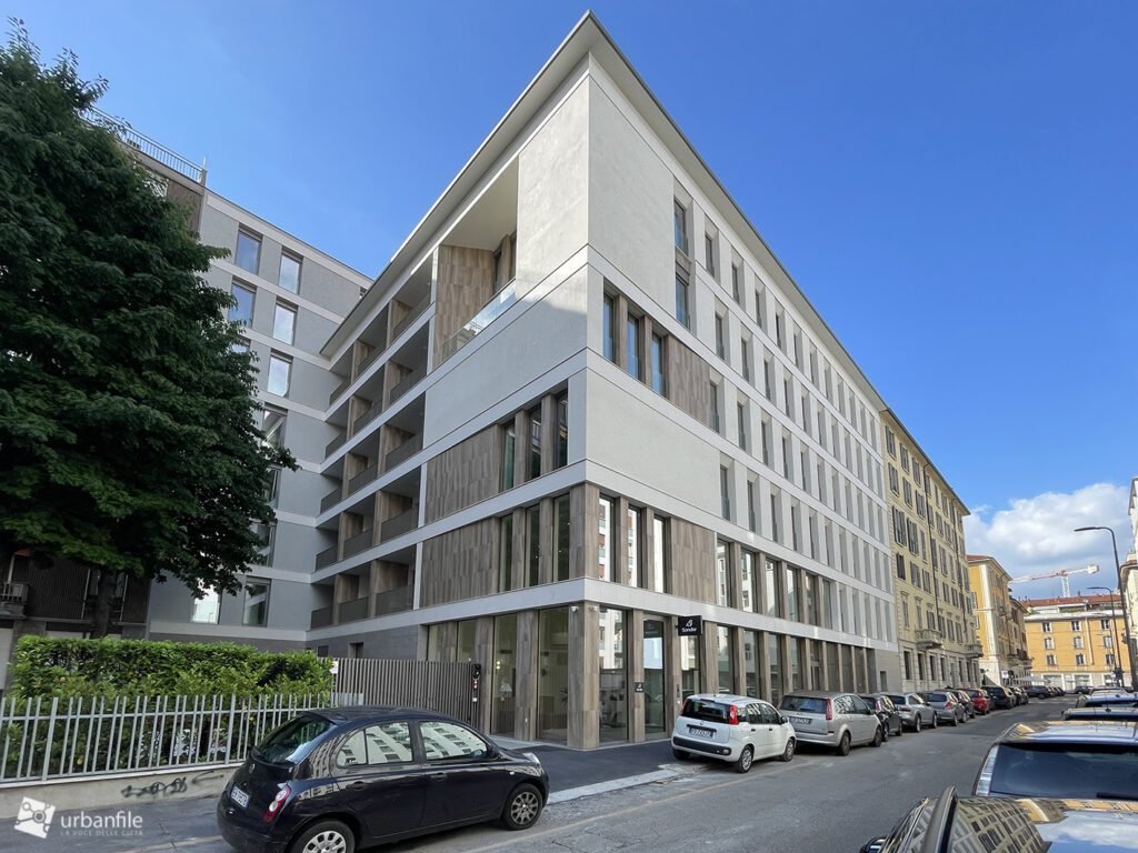 un elegante esterno del palazzo porta romana