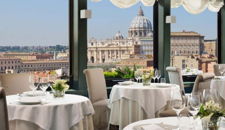 un elegante ristorante con vista panoramica