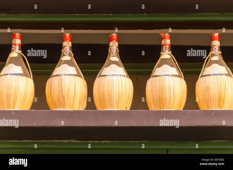 un fiasco di vino avvolto nella paglia