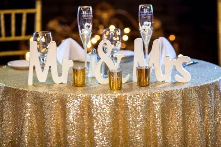 un gioiello scintillante su un tavolo