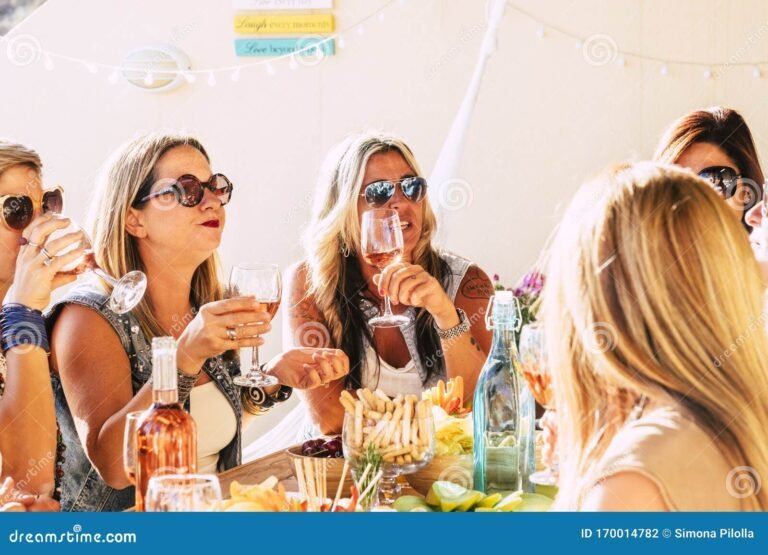 un gruppo di donne che festeggia insieme