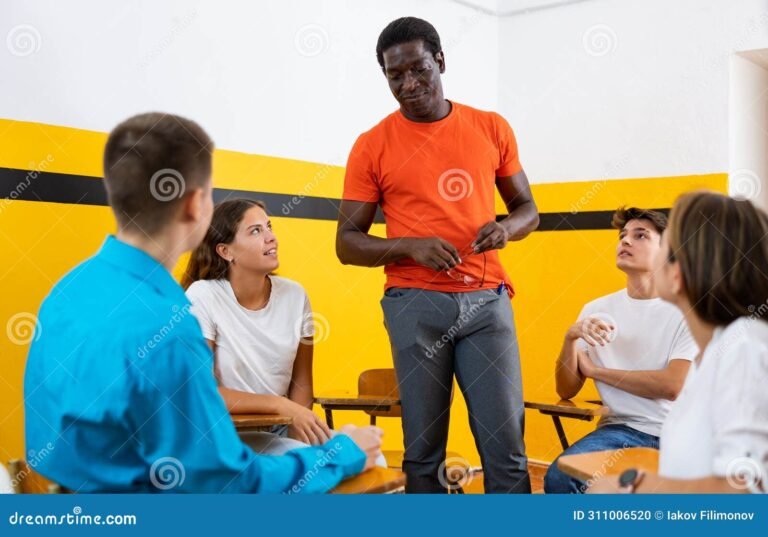 Cosa significa essere "sulla bocca di tutti" nella cultura popolare 5 un gruppo di persone che chiacchierano animatamente