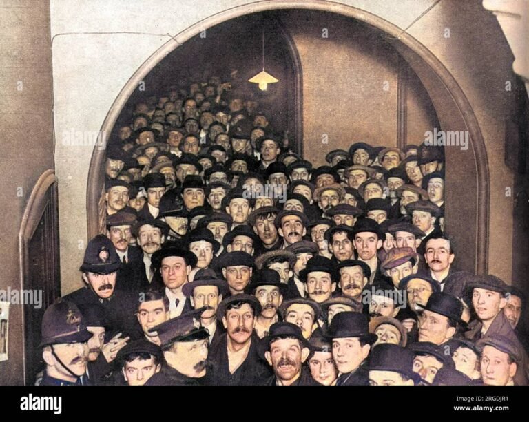 Quali sono i vantaggi di una visita guidata agli Uffizi 12 un gruppo di persone in un museo affollato