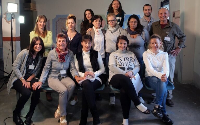 Che significato ha l'espressione "ma va la Bologna" 32 un gruppo di persone sorridenti a bologna