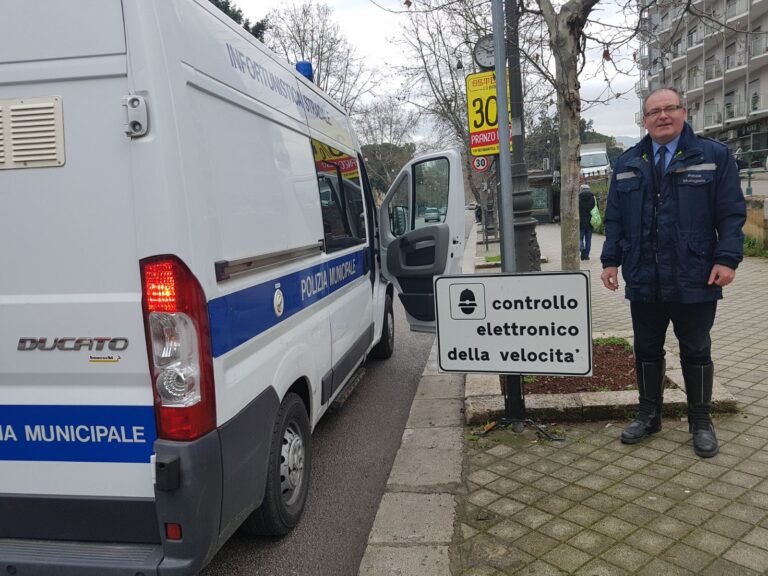 un gruppo di vigili urbani in azione
