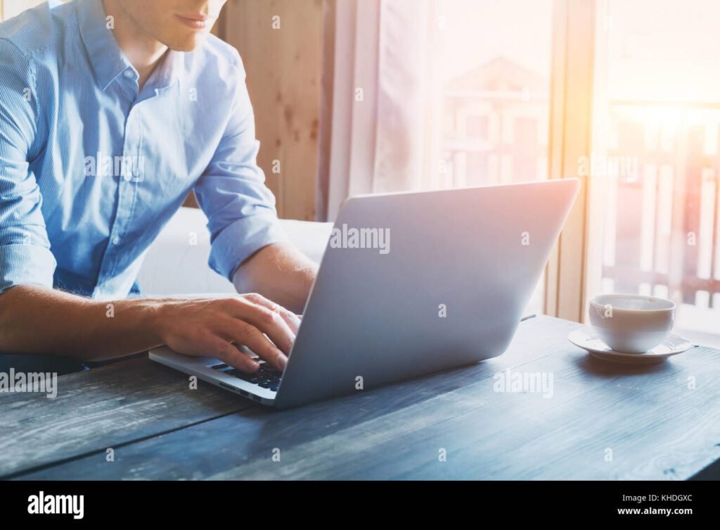 Cosa Offre Cassanova Cassa in Cloud per la Gestione delle Aziende 1 un imprenditore che utilizza un laptop