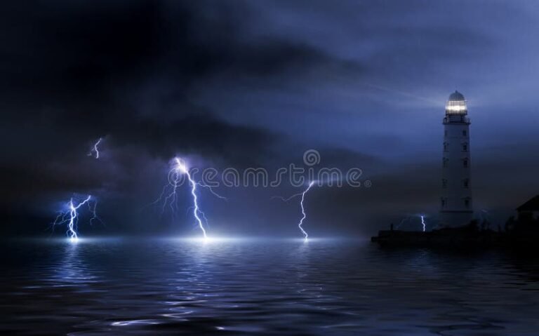 un lampo che illumina il mare scuro