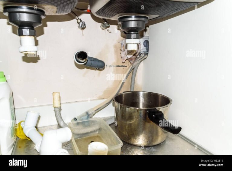 un lavandino con tubo di scarico smontato