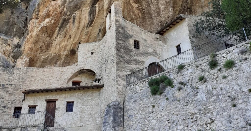 Cosa sapere su “All’ombra di San Damiano” e il suo significato