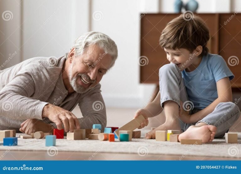 un nonno sorridente che gioca con i bambini