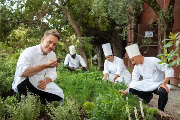 un orto rigoglioso con forno a legna