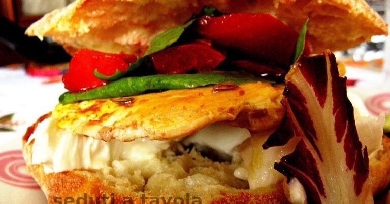 un panino al pollo appetitoso e succulento