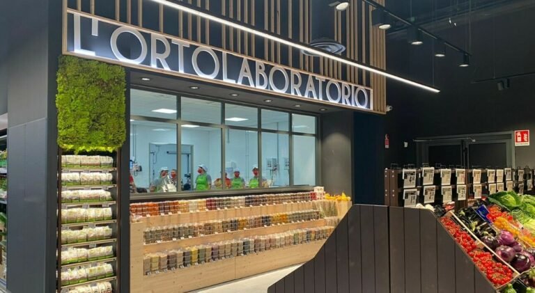 un panorama del supermercato conad