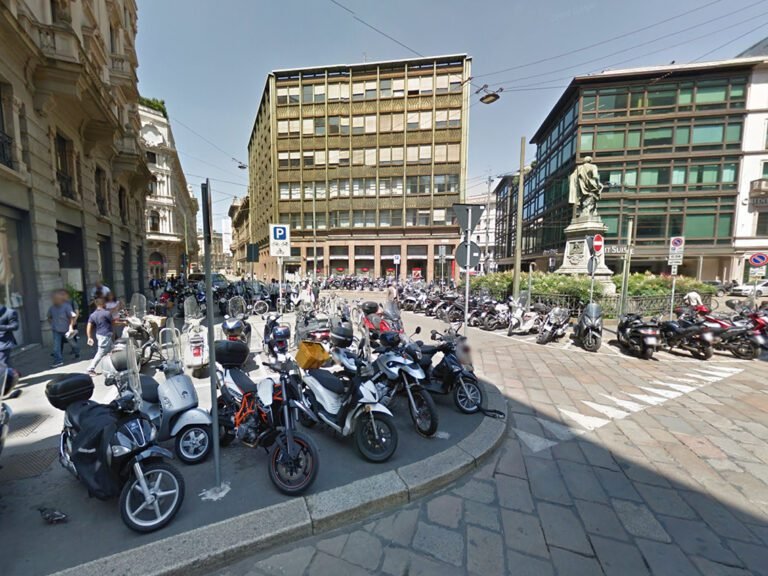 un parcheggio affollato in centro a milano