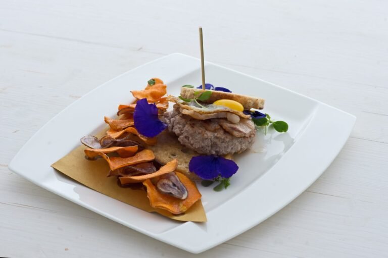 un piatto appetitoso di hamburger gourmet