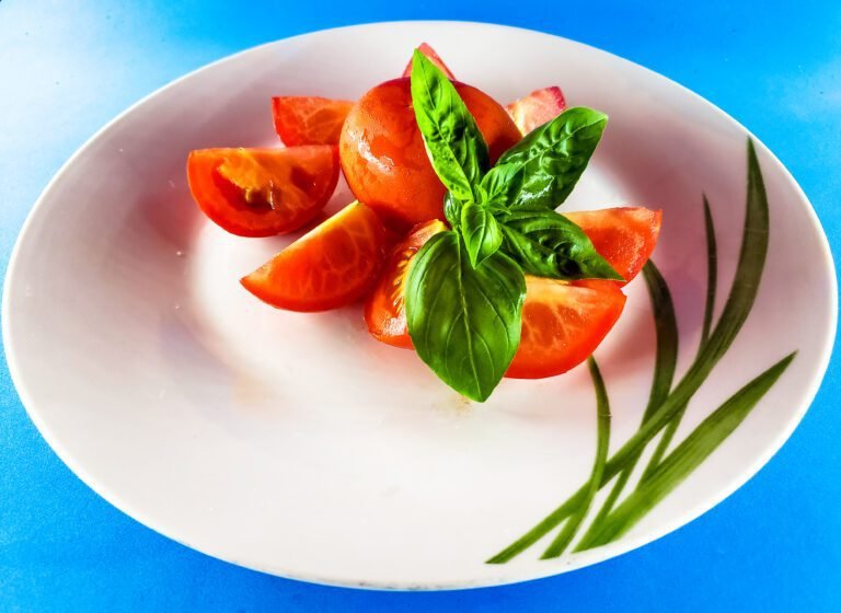 un piatto colorato di cibo fresco