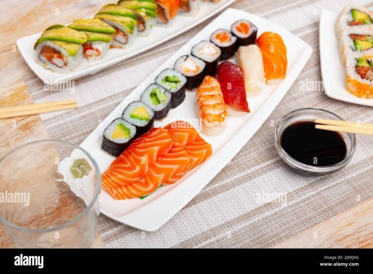 un piatto colorato di sushi fresco