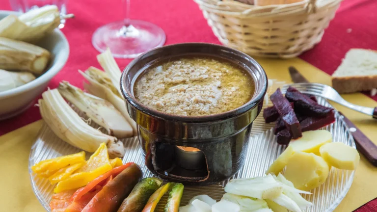 un piatto di bagna cauda fumante