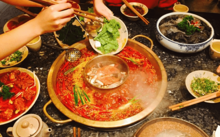 un piatto di hot pot fumante