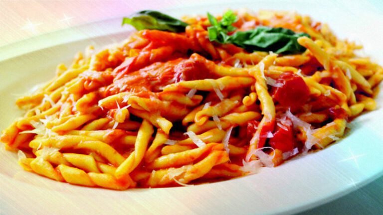 un piatto di pasta calabrese con pomodoro