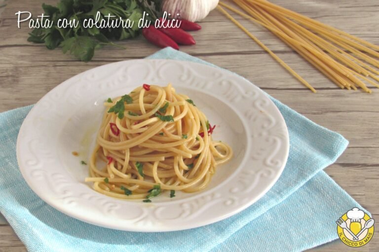 un piatto di pasta con colatura di alici