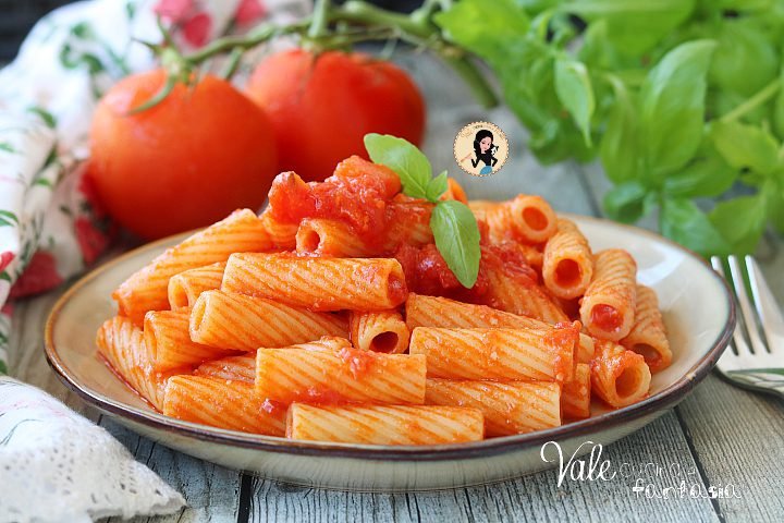 un piatto di pasta fresca con sugo