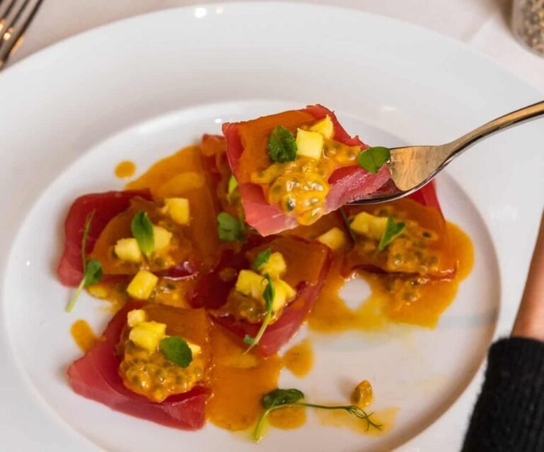 un piatto di pesce fresco e colorato