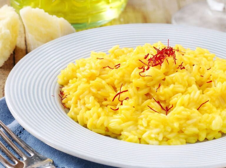 un piatto di risotto alla milanese