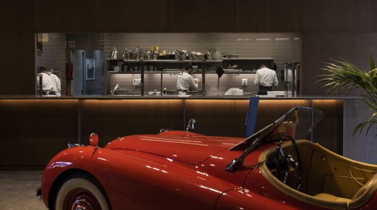 un piatto gourmet accanto a unauto sportiva