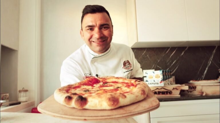 un pizzaiolo che prepara una pizza