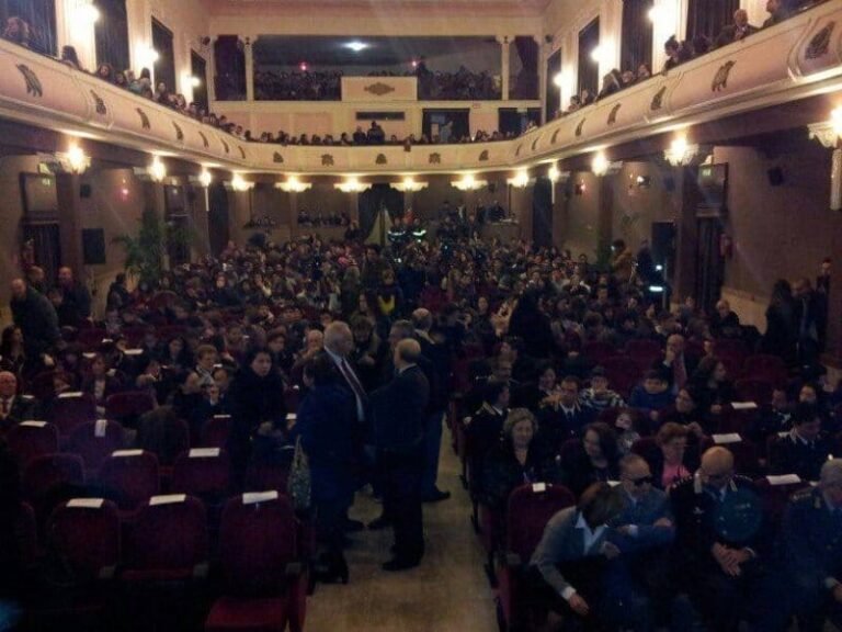 un pubblico entusiasta in un teatro affollato