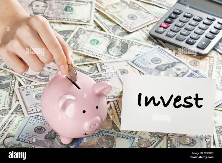 un salvadanaio con banconote e monete