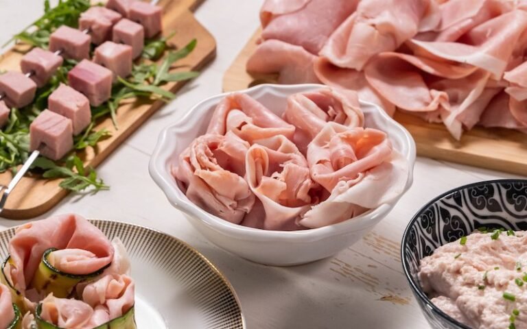 un taglio di prosciutto cotto su un piatto