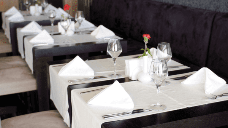 un tavolo apparecchiato in un ristorante accogliente 1