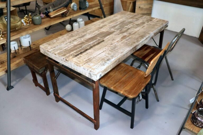 un tavolo da pranzo vintage in legno