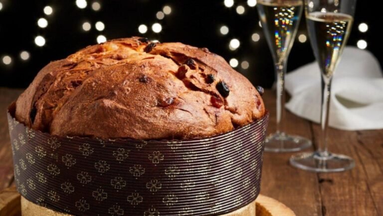 un tavolo imbandito per hot pot fumante