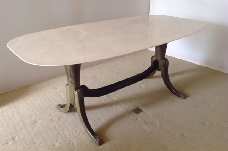 un tavolo in marmo elegante e usato