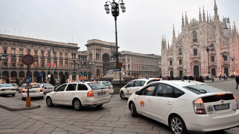 un taxi milanese in una strada affollata