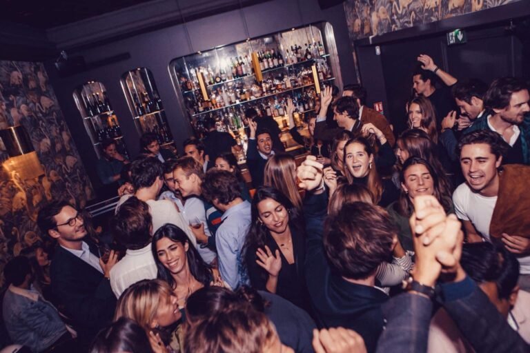 un vivace bar affollato durante lhappy hour