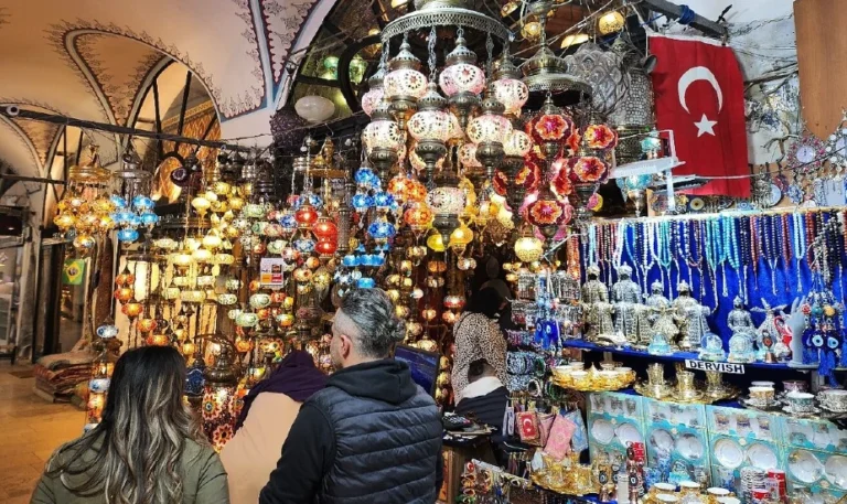 un vivace mercato romano con colori brillanti