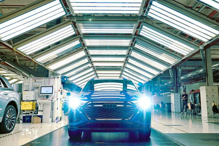 una audi elegante in unofficina specializzata