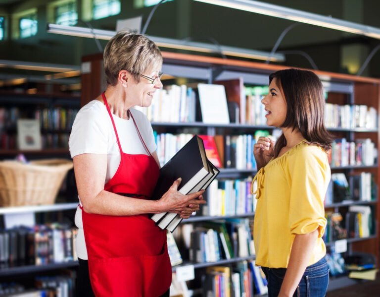 una biblioteca con libri e volontari