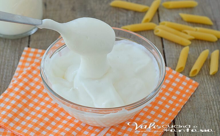 La panna da cucina va cotta o si può utilizzare cruda 3 una ciotola di panna fresca e ingredienti